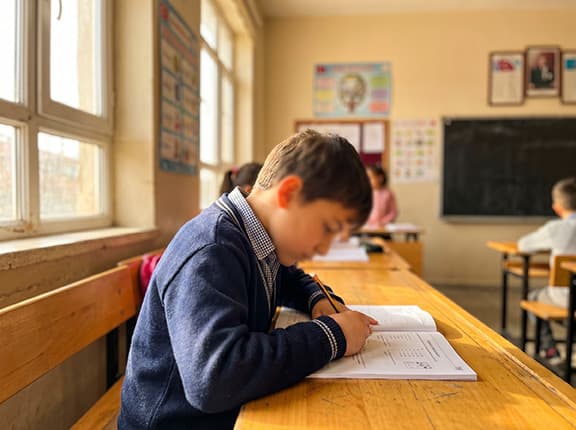 4. sınıf öğrencisi sınıfta deneme sınavı çözüyor.