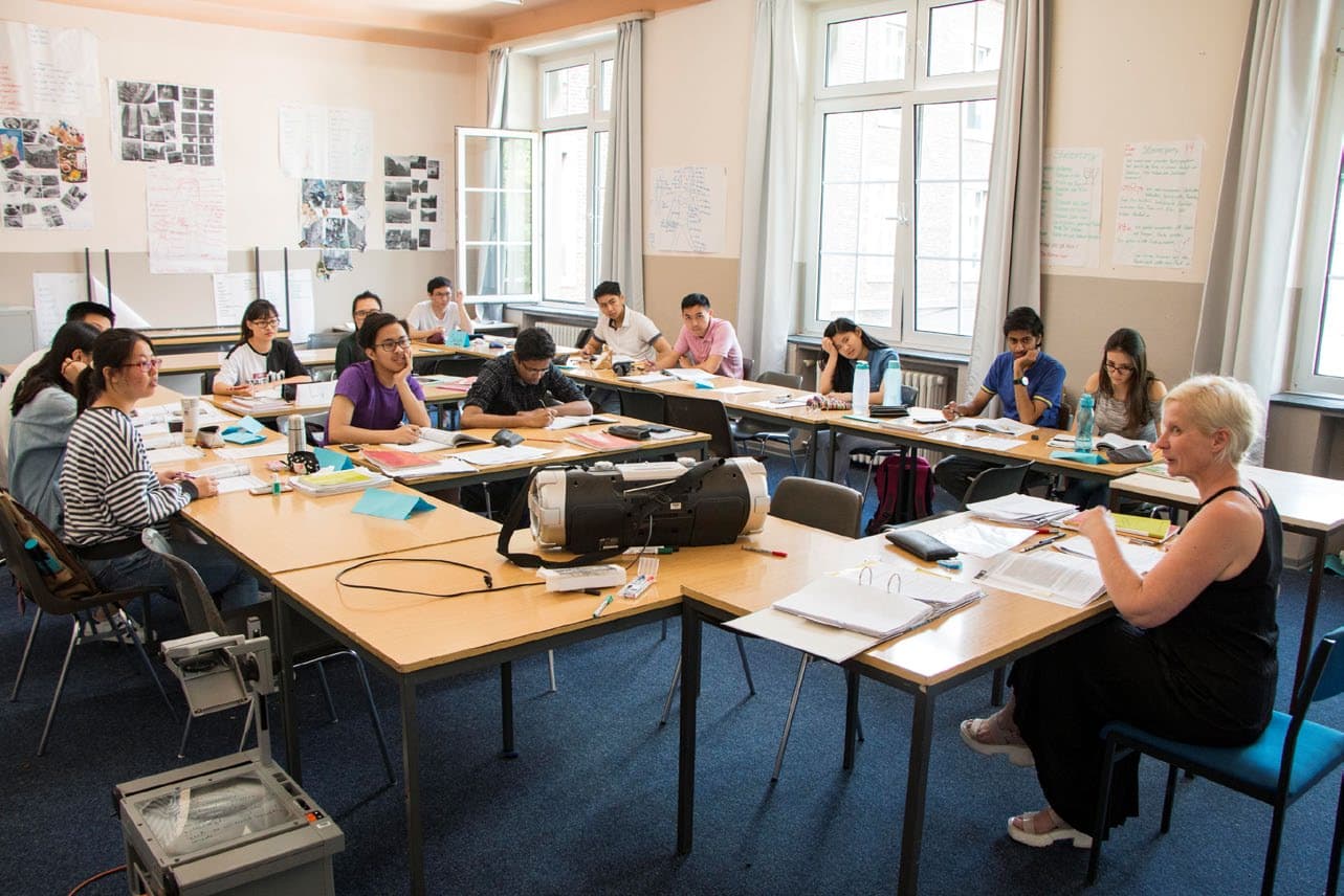 Freshman öğrencileri sınıfta