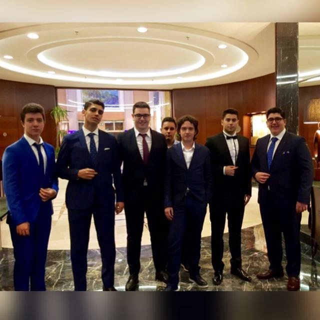 Burs töreninde öğrenciler